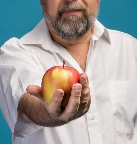 Man med rött äpple i handen — Stockfoto