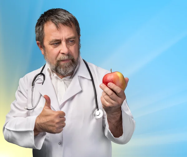 El médico aconseja manzana para una alimentación saludable — Foto de Stock