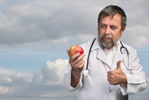 Doctor advises apple for healthy eating — Stock Photo, Image