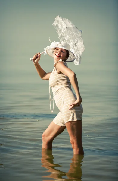 Femme avec parapluie blanc — Photo