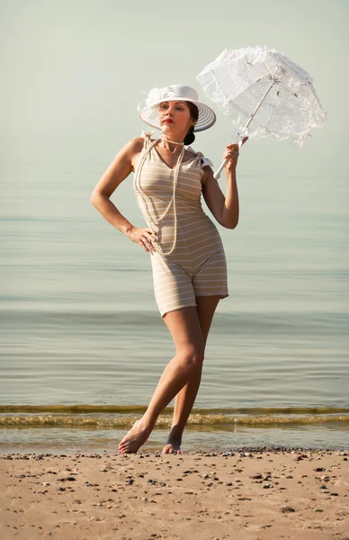 Mulher com guarda-chuva branco — Fotografia de Stock