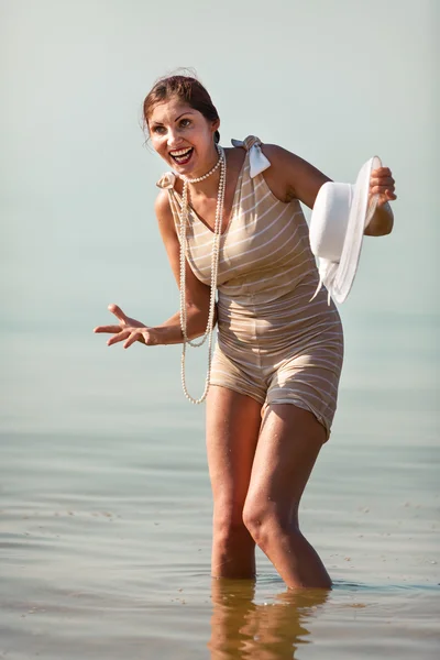 Mujer posando contra el mar — Foto de Stock