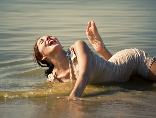 Mujer posando contra el mar — Foto de Stock