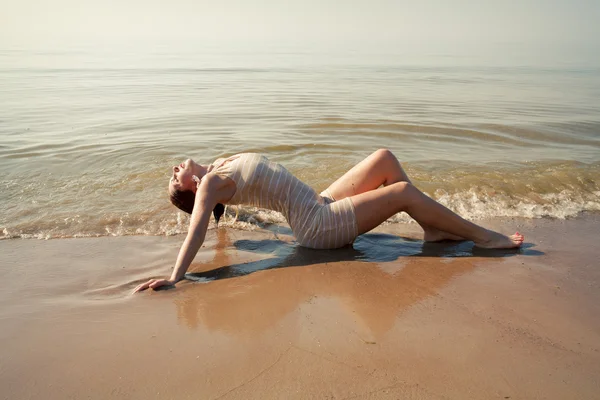 Vrouw poseren tegen de zee — Stockfoto