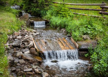 Su çağlayan küçük bir dere 