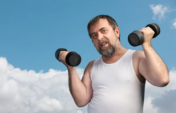 Homem exercitando com halteres — Fotografia de Stock