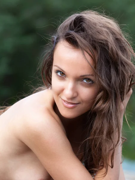 自然を背景にした情緒的な半裸の若い女性の肖像 — ストック写真