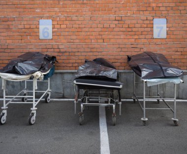 KYIV, UKRAINE - 12 Ekim 2021: Aktivistler COVID-19 hastaları için geçici canlandırma bölümü sahnesiyle performans sergiliyorlar. Ölüm her geçen gün artıyor. Personel cesetleri paketledi. 