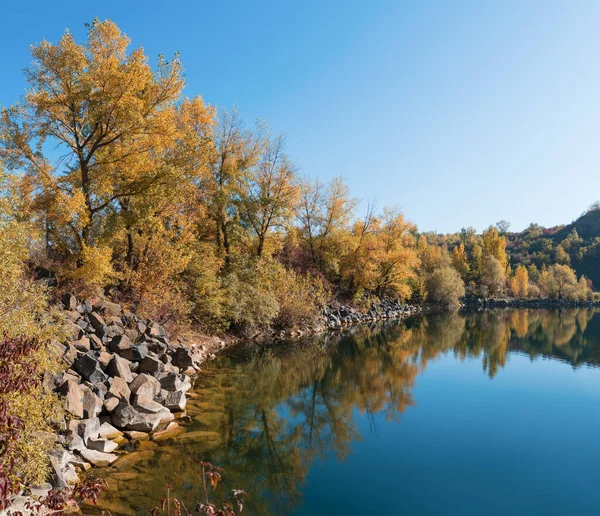 Golden Autumn Colourful Trees Old Flooded Quarry Rocks Lake Yellow — Stock Photo, Image