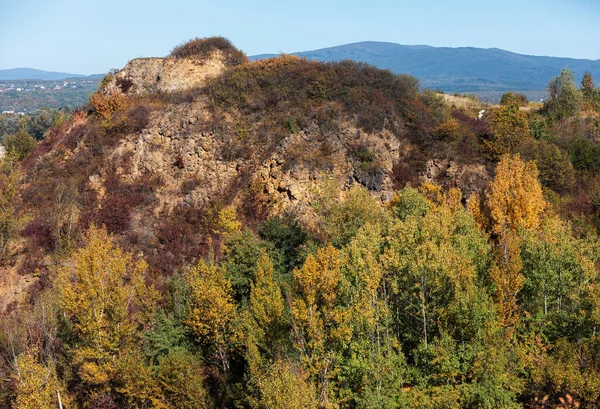 金色的秋天 五彩缤纷的树木在古老的采石场 岩石和黄树 — 图库照片