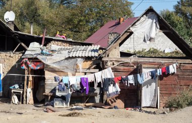 UZHGOROD, UKRAINE - 10 Ekim 2021: Roman evleri. Batı Ukrayna 'da Uzhgorod' un dışında bir Roma köyünde çingene gecekondu mahallesi. Berbat koşullarda yaşayan insanlar..