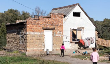 UZHGOROD, UKRAINE - 10 Ekim 2021: Roman evleri. Batı Ukrayna 'da Uzhgorod' un dışında bir Roma köyünde çingene gecekondu mahallesi. Berbat koşullarda yaşayan insanlar..