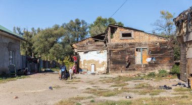 UZHGOROD, UKRAINE - 10 Ekim 2021: Roman evleri. Batı Ukrayna 'da Uzhgorod' un dışında bir Roma köyünde çingene gecekondu mahallesi. Berbat koşullarda yaşayan insanlar..