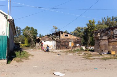 UZHGOROD, UKRAINE - 10 Ekim 2021: Roman evleri. Batı Ukrayna 'da Uzhgorod' un dışında bir Roma köyünde çingene gecekondu mahallesi. Berbat koşullarda yaşayan insanlar..