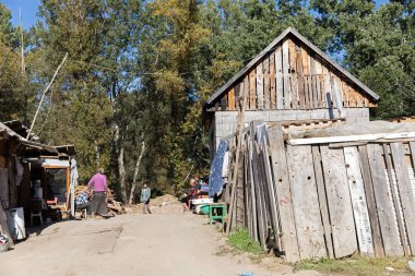 UZHGOROD, UKRAINE - 10 Ekim 2021: Roman evleri. Batı Ukrayna 'da Uzhgorod' un dışında bir Roma köyünde çingene gecekondu mahallesi. Berbat koşullarda yaşayan insanlar..