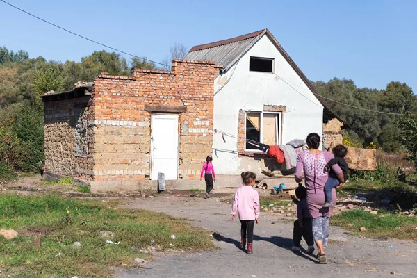 Uzhgorod Ukraine Oktober 2021 Romska Hus Gypsy Slummen Utkanten Uzhgorod — Stockfoto