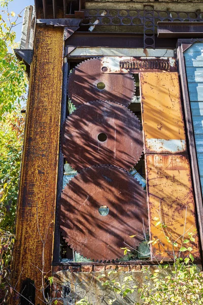 Kırık Cam Panelleri Paslı Metal Plakaları Olan Eski Bir Sanayi — Stok fotoğraf