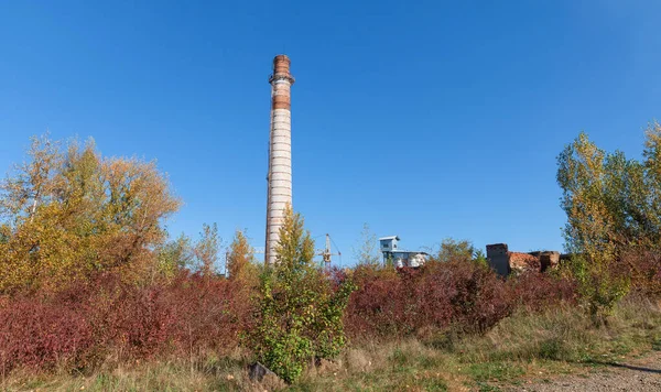 Büyük Tuğla Baca Mavi Gökyüzüne Karşı Tuğladan Yapılmış Uzun Fabrika — Stok fotoğraf