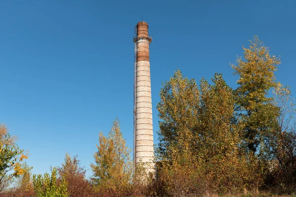 Grande Cheminée Brique Grande Cheminée Usine Brique Contre Ciel Bleu — Photo