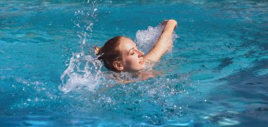 Açık havada çıplak bir kadın. Yüzme havuzunda genç ve güzel bir kadın. Genç sarışın açık havuzda yüzüyor.