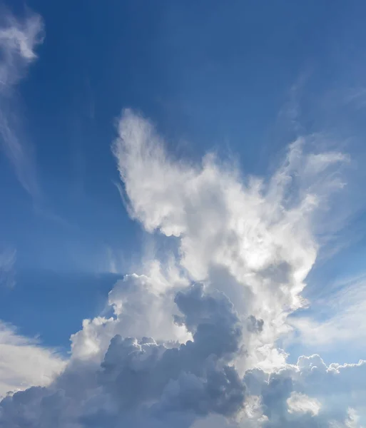 Fundo Dramático Céu Moody Cloudscape Lindas Nuvens Brancas Céu Azul — Fotografia de Stock