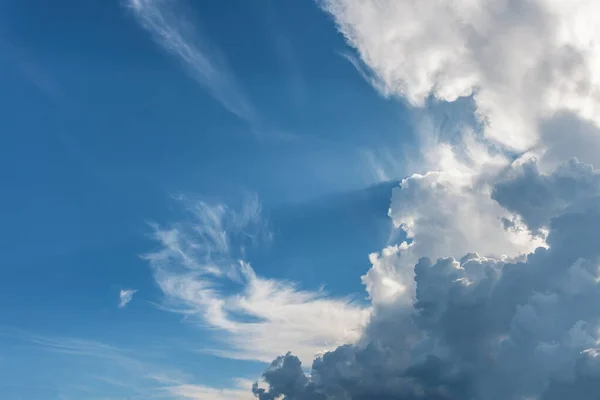 劇的な空の背景 ムーディー クラウドスケープ 青い空の美しい白い雲 — ストック写真