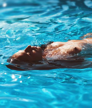 Açık havada çıplak bir kadın. Yüzme havuzunda genç ve güzel bir kadın..