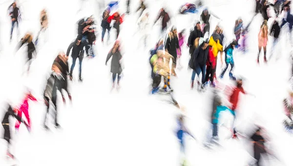 运动模糊了人们在冰场上滑冰的形象 滑冰的人 人们在城市冰场的冰场里玩得很开心 — 图库照片
