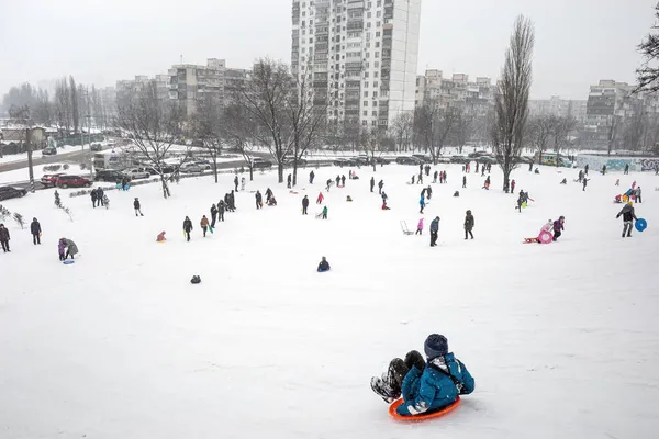Kyiv Ukraine Stycznia 2021 Zimowa Zabawa Świeżym Powietrzu Dzieci Sanki — Zdjęcie stockowe