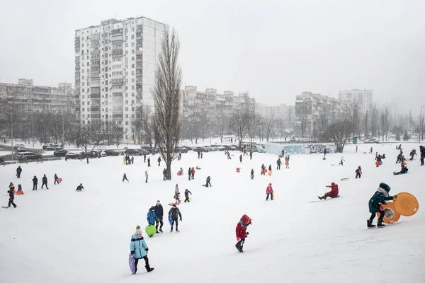 Kyiv Ukraine Januari 2021 Winterpret Buitenshuis Kinderen Sleeën Snowboarden Een — Stockfoto