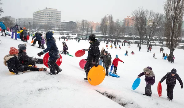 Kyiv Ukraine Stycznia 2021 Zimowa Zabawa Świeżym Powietrzu Dzieci Sanki — Zdjęcie stockowe
