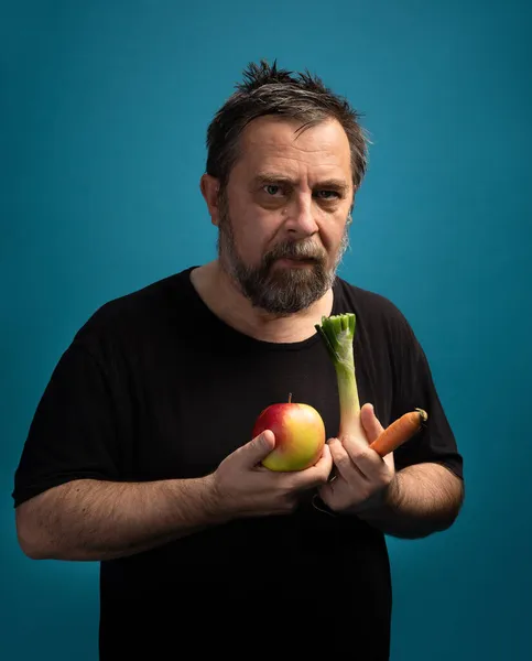 Hälsosam Livsstil Och Vegetarianism Medelålders Man Svart Shirt Håller Frukt — Stockfoto