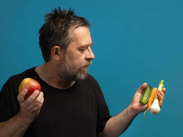 Egészséges Életmód Vegetáriánus Egy Középkorú Férfi Fekete Pólóban Gyümölcsöt Zöldséget — Stock Fotó
