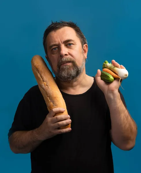 Понятие Здорового Образа Жизни Трудный Выбор Лучше Хлеб Овощи Мужчина — стоковое фото