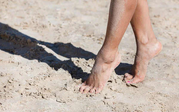 Jonge Vrouw Die Het Zandstrand Loopt Vrouwelijke Poten Het Zand — Stockfoto