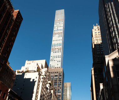 NEW YORK, ABD - 23 Eylül 2017: 432 Park Avenue ve Manhattan gökdelenlerinin manzarası