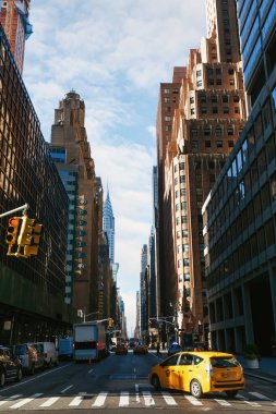 NEW YORK, ABD - 23 Eylül 2017: New York 'ta Lexington Bulvarı ve Doğu 51. Cadde kavşağı. Chrysler Binasının Görünümü