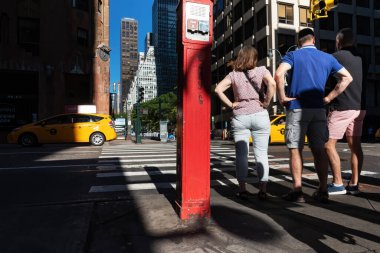 NEW YORK, ABD - 23 Sep 2017: Manhattan sokak sahnesi. New York 'taki Lexington Bulvarı' nda ışık ve gölgeler. Yaya geçidinde bir grup insan