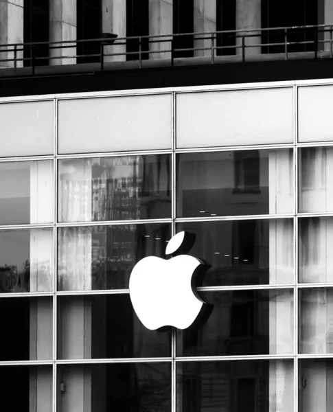 2017年9月17日 アップルストアのロゴがアメリカ ニューヨーク市の5番街にあります — ストック写真