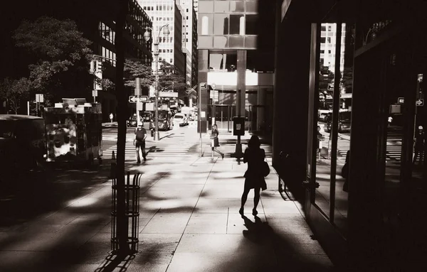 2017年9月23日 曼哈顿街道场景 莱辛顿大道上的光线和阴影 一个孤独的年轻女子在阳光下的轮廓从摩天大楼反射出来 塞皮亚的老式风格的调音图像 — 图库照片