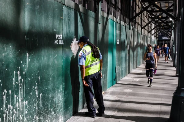 New York Usa Settembre 2017 Manhattan Street Scene Guardia Sicurezza — Foto Stock