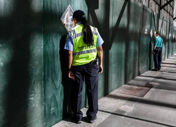 Nueva York Septiembre 2017 Manhattan Street Scene Guardia Seguridad Está —  Fotos de Stock