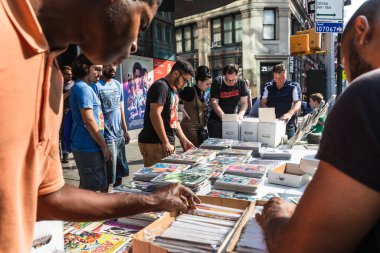 New York, ABD - Eylül 16, 2017: Street çizgi roman New York'ta Manhattan'ın satışı. Genç erkekler çizgi roman seçin