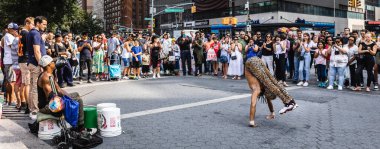 New York, ABD - Eylül 16, 2017: Union Square Manhattan, sokak dansçıları. Sokak sanatçıları Birliği Meydanı'nda bir grup etrafında duran insanlar