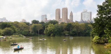 NEW YORK, ABD - 17 Şubat 2017: NYC Central Park 'taki gölde tekneler. Central Park Gölü, Frederick Law Olmsted ve Calvert Vaux tarafından oluşturulan Greensward tasarım planının önemli bir parçasını oluşturur.
