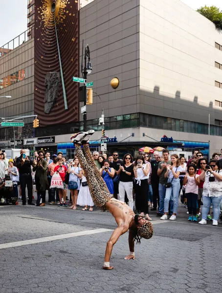 美国纽约 Sep 2017年 街舞在曼哈顿联合广场 人们站在一群街头艺术家在联合广场 — 图库照片