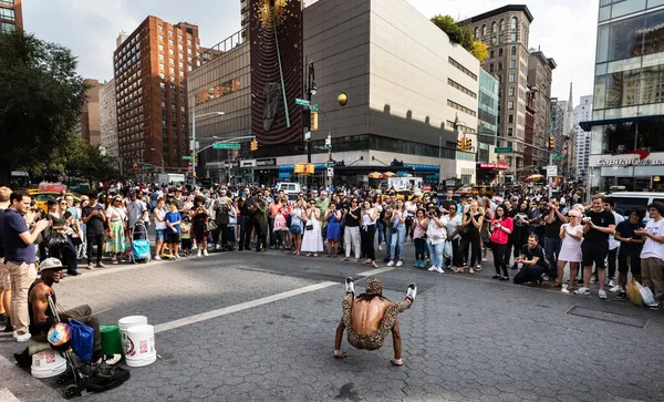 2017年9月16日 纽约曼哈顿联合广场街头舞者 周围的人 — 图库照片