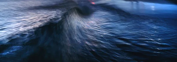 Abstrakter Hintergrund Einer Verschwommenen Wasseroberfläche Mit Großer Welle Und Grellem — Stockfoto