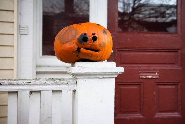 Halifax, Kanada 'da eski bir ahşap evin yakınındaki Cadılar Bayramı kutlamalarından sonra balkabağı