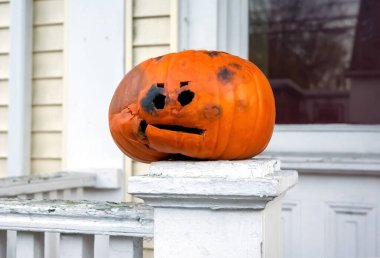 Halifax, Kanada 'da eski bir ahşap evin yakınındaki Cadılar Bayramı kutlamalarından sonra balkabağı